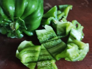 番茄青椒炒茄丁的做法步调：2