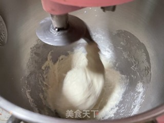 圆形死吐司里包的做法步调：3