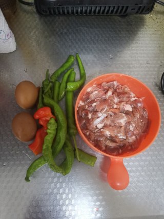 牛肉鸡蛋炒辣椒的做法步调：2
