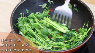 喷鼻菜炒牛肉的做法步调：4
