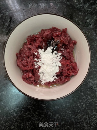 北瓜蒸牛肉的做法步调：1