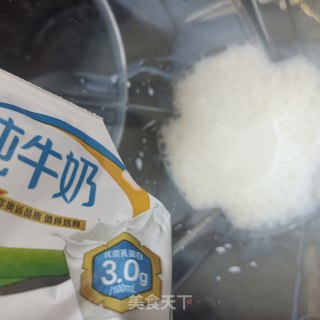 喷鼻蕉苦桃冰淇淋的做法步调：1