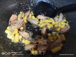 虾头玉米炒饭的做法步调：3