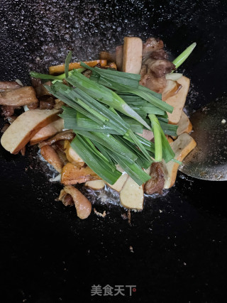 喷鼻干炒五花肉的做法步调：9