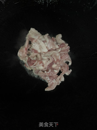 喷鼻干炒五花肉的做法步调：4