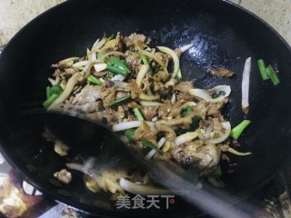 圆葱爆羊肉的做法步调：11