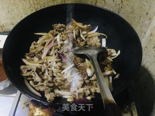 圆葱爆羊肉的做法步调：9