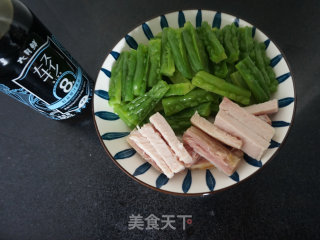 苦瓜炒咸肉的做法步调：1