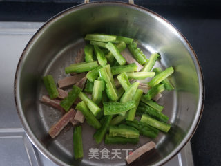 苦瓜炒咸肉的做法步调：4