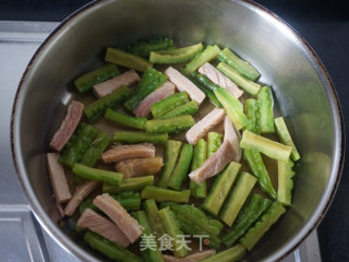 苦瓜炒咸肉的做法步调：8