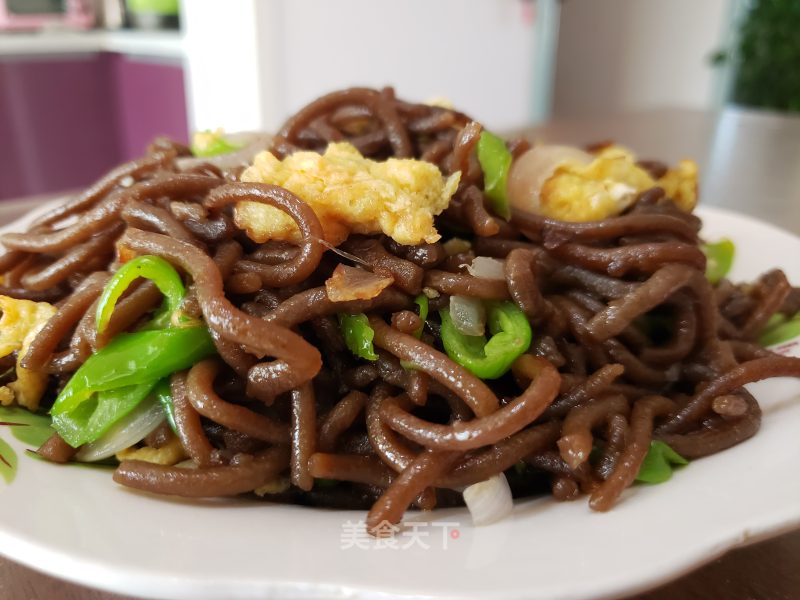 青椒洋葱炒白薯饸饹里的做法