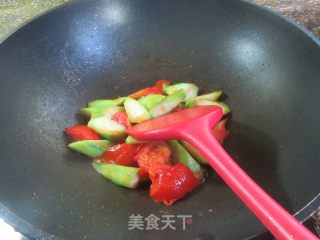 番茄炒棱角丝瓜的做法步调：7