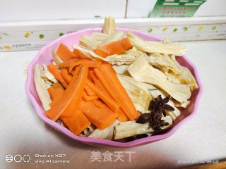 五花肉烧腐竹的做法步调：1