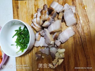 五花肉烧腐竹的做法步调：2
