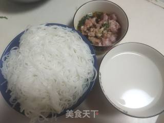 肉终炒粉丝的做法步调：1