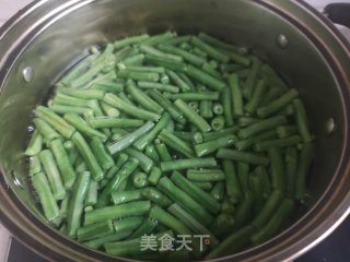 芝麻酱拌豆角的做法步调：1