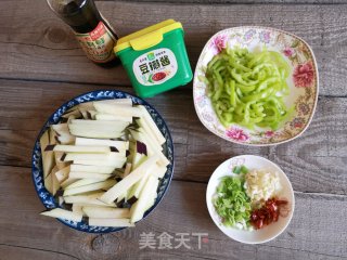 尖椒炒茄子的做法步调：1