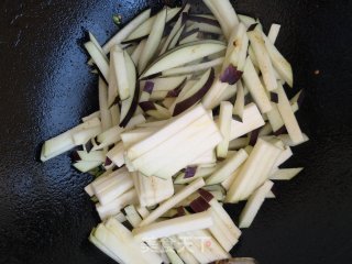 尖椒炒茄子的做法步调：5