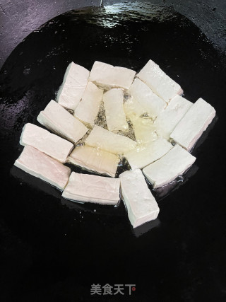 坑螺豆腐煲的做法步调：3