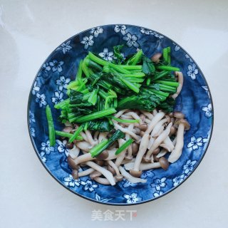 蟹味菇炒菠菜的做法步调：5