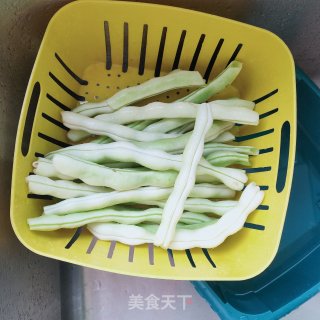 五花肉炖豆角的做法步调：1