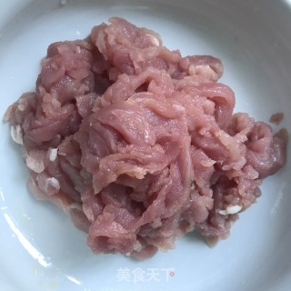 青椒炒里脊肉的做法步调：1