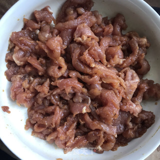 青椒炒里脊肉的做法步调：3