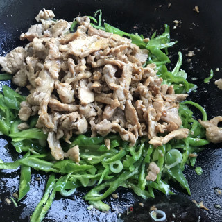 青椒炒里脊肉的做法步调：6