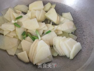 烧烤料猪头肉土豆片的做法步调：2