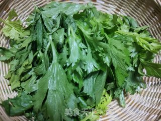 芝麻酱蒜泥芹菜叶的做法步调：1