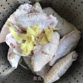 可乐鸡翅的做法步调：1