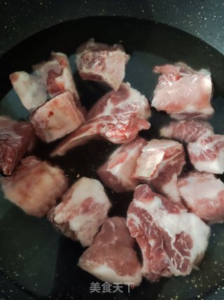 排骨豆角焖里的做法步调：1
