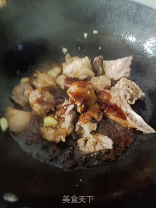 排骨豆角焖里的做法步调：5