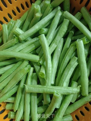 排骨豆角焖里的做法步调：2