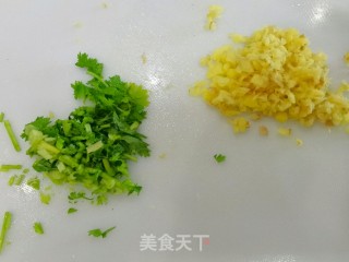 茄子别再炒着吃，如许做简朴好吃又下饭，肉终蒸茄龙的做法步调：2