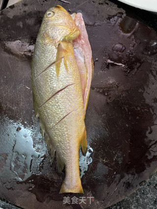 白烧黄花鱼的做法步调：1