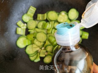 尖椒黄瓜炒鸡蛋的做法步调：6