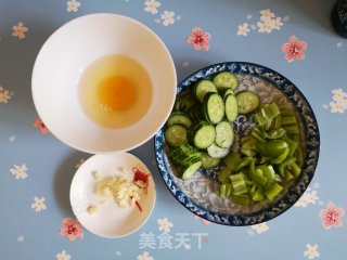 尖椒黄瓜炒鸡蛋的做法步调：2
