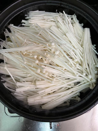 金针菇牛肉煲的做法步调：7