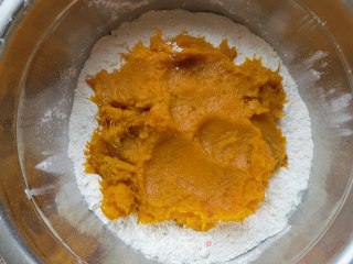 北瓜喷鼻豆烤馍的做法步调：3