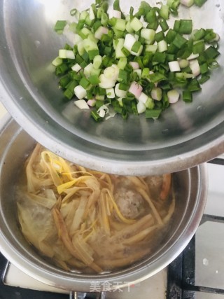 记忧草肉丸汤的做法步调：7