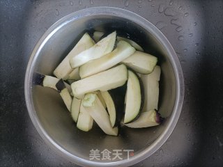 茄子白烧肉焖里的做法步调：2