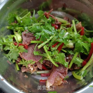 喷鼻菜拌酱牛肉的做法步调：5