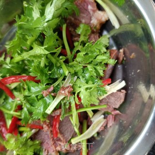喷鼻菜拌酱牛肉的做法步调：4