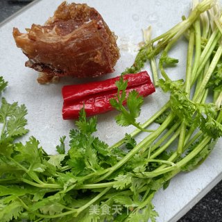 喷鼻菜拌酱牛肉的做法步调：1