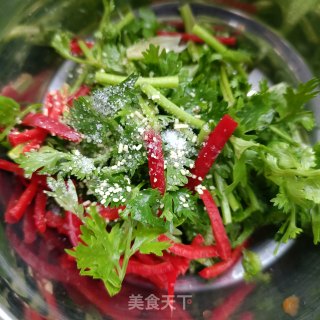 喷鼻菜拌酱牛肉的做法步调：3