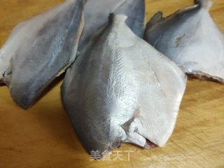 白烧小仄鱼的做法步调：1