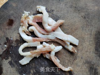 咸肉韭菜炒栀子花的做法步调：1