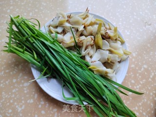 咸肉韭菜炒栀子花的做法步调：2