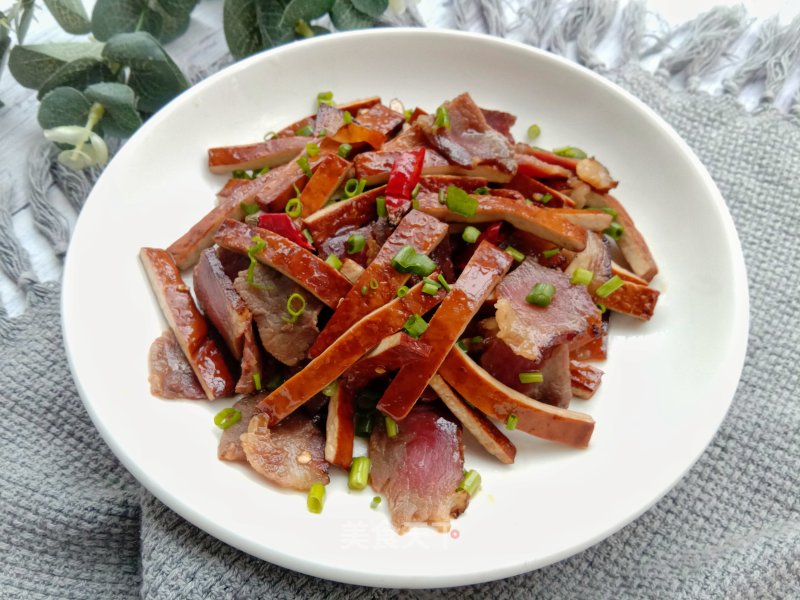 喷鼻干炒腊肉的做法